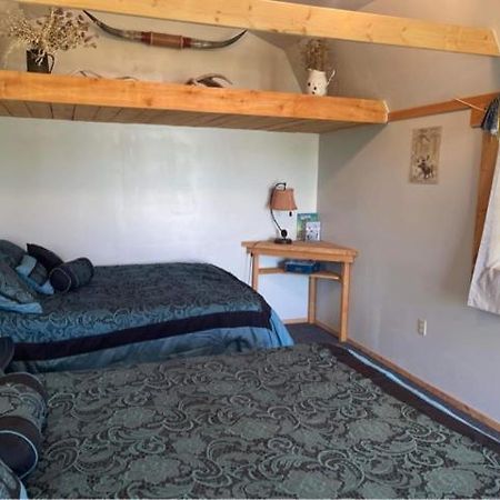 Montana Old West Cabins Guest House Babb Exterior photo